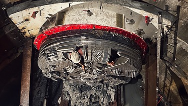Blick in einen Startschacht mit dem Schneidrad einer Tunnelbohrmaschine während der Arbeiten an Verbindungskanälen des DTSS Projekts