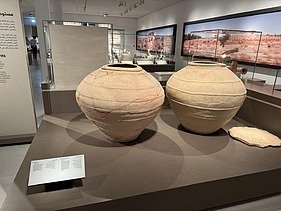 Ausstellungsbereich des Al Ain Museums mit zwei historischen Gefäßen 