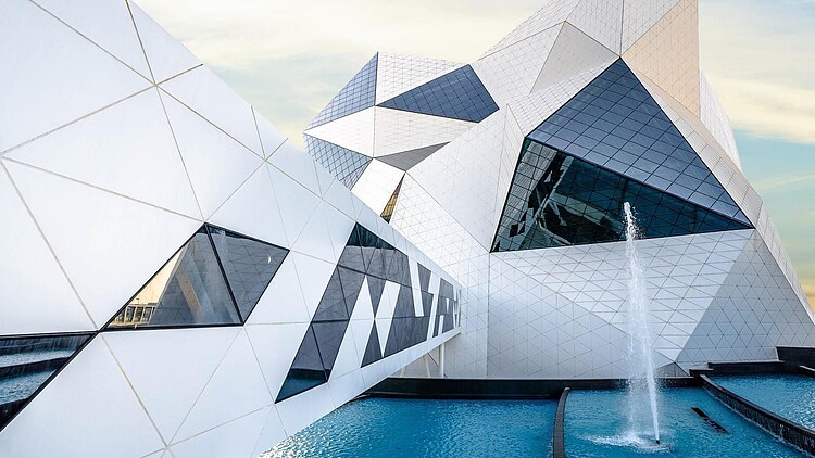 Kristallförmiges Gebäude der Sky-Venture-Anlage auf Yas Island mit weißer Fassade und großen Glasflächen