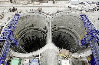 Zwei vertikale Tunnelschächte und Zugangsbauwerke für Tiefbauarbeiten und den Tunnelbau.