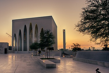 Luftaufnahme des Abrahamic Family House in Abu Dhabi in der Abenddämmerung
