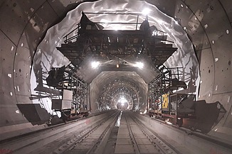 White sealing layer in a tunnel construction