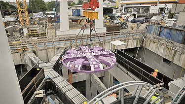 Der Einhub des Schneidrads, das Prunkstück der TVM, beim Matzleinsdorfer Platz. Es wiegt ca. 78 Tonnen, hat einen Durchmesser von 6,88 Meter und ist mit etwa 40 Rollmeisseln und 100 Schälmessern bestückt. Der Einhub des Schneidrads, das Prunkstück der TVM, beim Matzleinsdorfer Platz. Es wiegt ca. 78 Tonnen, hat einen Durchmesser von 6,88 Meter und ist mit etwa 40 Rollmeisseln und 100 Schälmessern bestückt.
