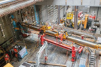 Bohrmaschine im Einsatz auf einer Baustelle mit mehreren Arbeitern