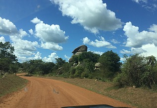STRABAG International unterzeichnete  den Vertrag für das Projekt „Modernisierung der Straße Atiak–Laropi (66 km) auf Asphaltstandard“ in Uganda