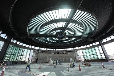 Die verglaste Fassade besteht im Wesentlichen aus sechs einfach gebogenen Glasmodulen Die verglaste Fassade besteht im Wesentlichen aus sechs einfach gebogenen Glasmodulen