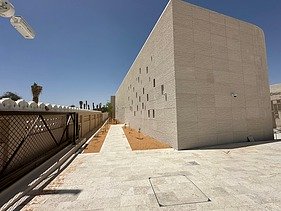 Modernisiertes Museumsgebäude des Al Ain Museums mit heller Steinfassade und Außenbereich