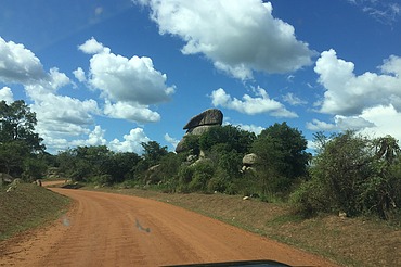 STRABAG International unterzeichnete  den Vertrag für das Projekt „Modernisierung der Straße Atiak–Laropi (66 km) auf Asphaltstandard“ in Uganda
