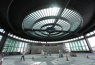 Die verglaste Fassade besteht im Wesentlichen aus sechs einfach gebogenen Glasmodulen