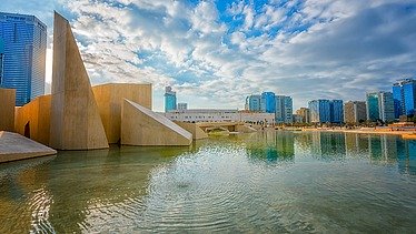 Die Planung des Cultural Foundation Building entspricht der geometrischen Ausrichtung des städtischen Rasters.