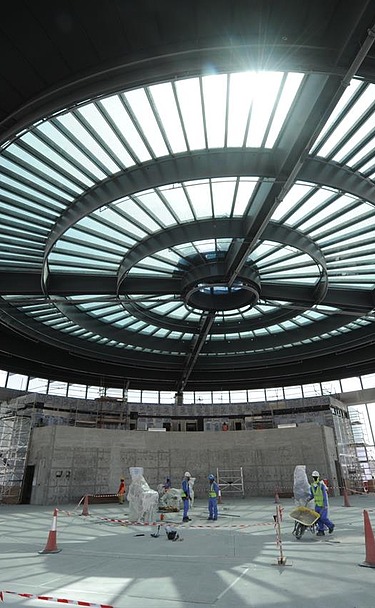 Die verglaste Fassade besteht im Wesentlichen aus sechs einfach gebogenen Glasmodulen Die verglaste Fassade besteht im Wesentlichen aus sechs einfach gebogenen Glasmodulen