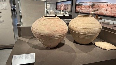Ausstellungsbereich des Al Ain Museums mit zwei historischen Gefäßen 