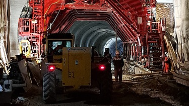 Montage eines Gerüstsystems im Konovo Tunnel zur Vorbereitung von Abdichtungs- und Bewehrungsarbeiten