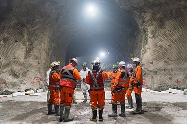 Untertagebau in Chile mit mehreren Arbeitern in der Mine El Teniente