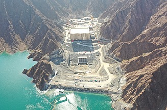 Ansicht des Hatta-Staudamms und des Stausees in der Berglandschaft der Vereinigten Arabischen Emirate.