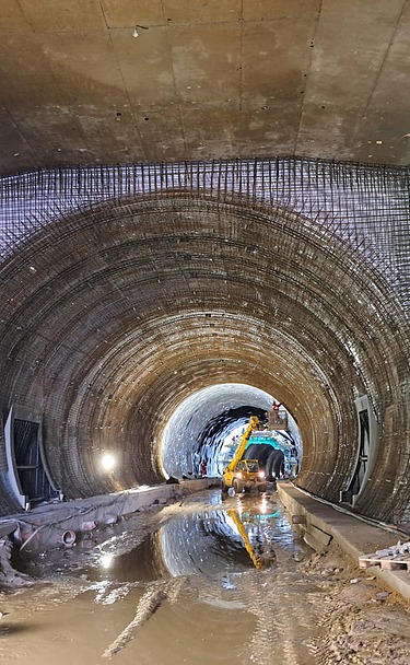 Eingang in den Tunnel - Verstärkung der Stirnwand Eingang in den Tunnel - Verstärkung der Stirnwand