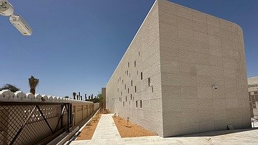 Modernisiertes Museumsgebäude des Al Ain Museums mit heller Steinfassade und Außenbereich