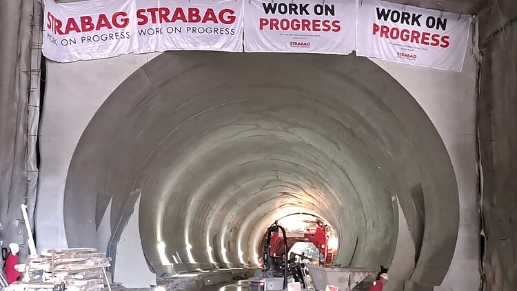 Konovo-Tunnelröhre mit STRABAG Fahnen und Arbeitsmaterialien